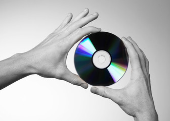deux mains tenant un cd dvd cd-rom