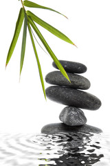 Obraz na płótnie Canvas Zen kamienie z bambusa i wody