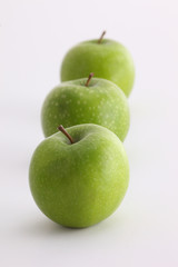 trois pommes vertes