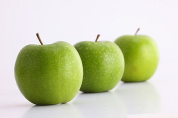 trois pommes vertes