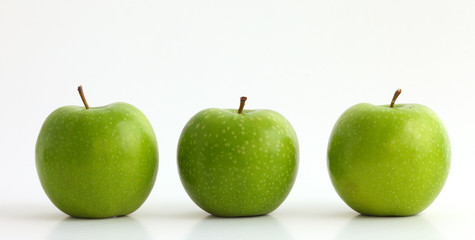 alignement de pommes vertes