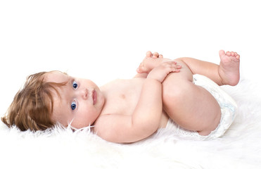 adorable bébé recroquevillé sur le dos