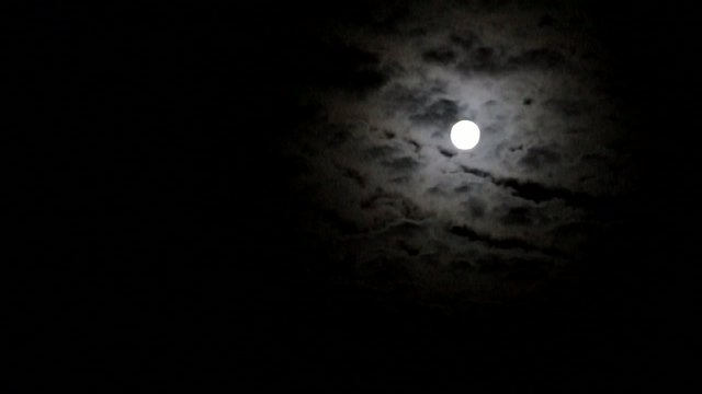 Reflets de la pleine lune sur les nuages - Vidéo HD