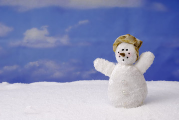 bonhomme de niege contre un ciel bleu