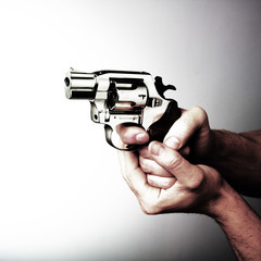 main tenant un revolver police en-joue violence