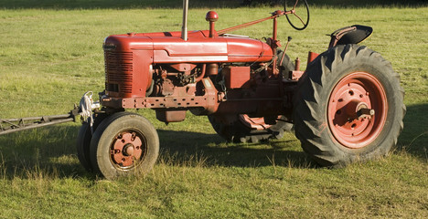 Obraz premium old red tractor