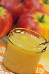 Apfelmus mit Äpfeln