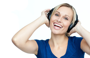 Naklejka premium Happy woman listening to music with headphones on