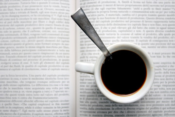 Un caffè e un buon libro..