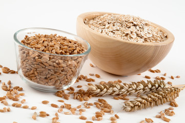 Dinkelflocken und Dinkelkörner