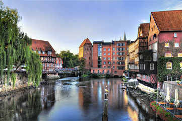 Fototapeta na wymiar Hanzeatyckie miasto Lüneburg Abtsmühle i Lüner Milla