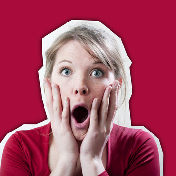 jeune femme surprise &eacute;tonnement sur fond rouge