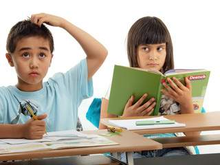 Kinder im Klassenzimmer während des Deutschunterrichts