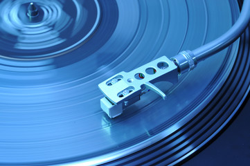 turntable in blue discolight © Stefan Thiermayer