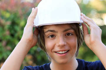 adolescent avec un casque de chantier
