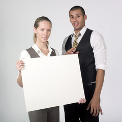 jeune couple business pancarte annonce sourire