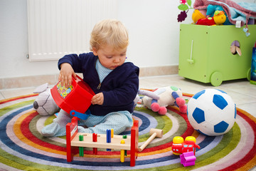 enfant jouant dans sa chambre