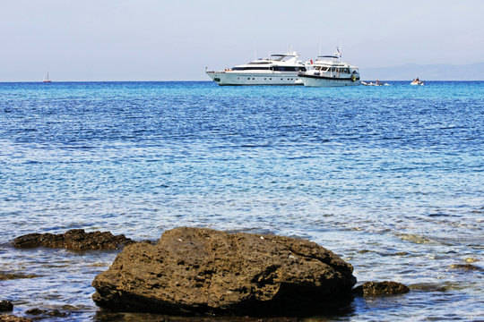 yacht au large de la corse