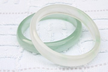 Green and white jade bracelets / 玉手镯