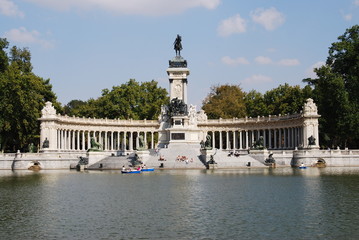 Fototapeta na wymiar Statue d'Alphonse XII d'Espagne Jardins du Retiro