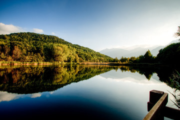 Riflessi sul lago al tramonto in autunno