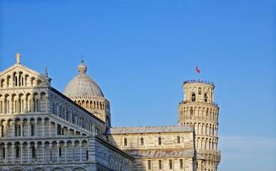 Fototapeta na wymiar Pisa: Facciata del Duomo e Torre pendente su sfondo