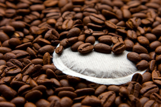Kaffeebohnen und Kaffeepad
