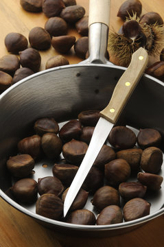 Pentola forata con castagne