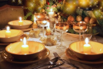 Obraz na płótnie Canvas Stół świąteczny obiad w świąteczny nastrój