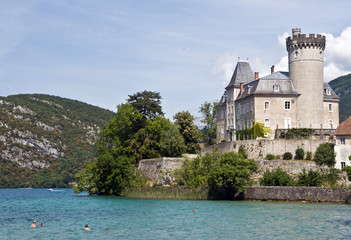 Chateau dominant un lac