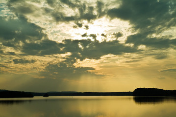 Obraz premium Sonnenuntergang am Altmühlsee in Franken