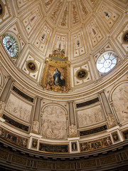 Fototapeta na wymiar Sufit i ozdobny sufit katedry w Sewilli