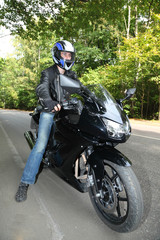 Obraz premium motocyklista stojący na drodze