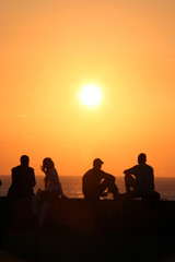 Fototapeta na wymiar osób, podświetlany na zachodzie słońca