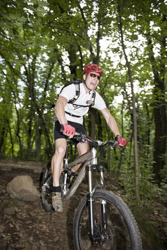 Mountain Biker bei einen Sprung im Wald