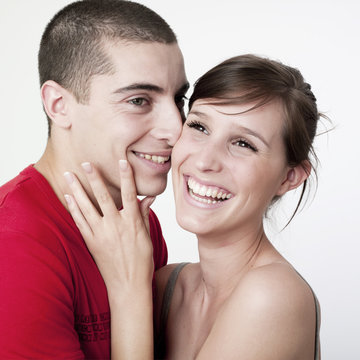 jeune couple romantique souriant