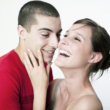 jeune couple heureux rire plaisir