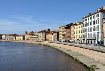 Fototapeta na wymiar Flow of the River Arno
