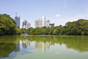 Fototapeta na wymiar Atlanta wieże odzwierciedlenie w jeziorze
