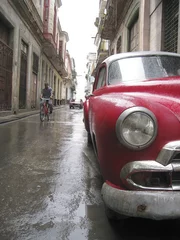 Deurstickers Cubaanse oldtimers Regenachtige Cubaanse straat