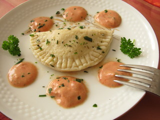 Dinkel-Ravioli mit Tomaten-Frischkäse-Creme