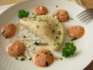 Dinkel-Ravioli mit Tomaten-Frischkäse-Creme