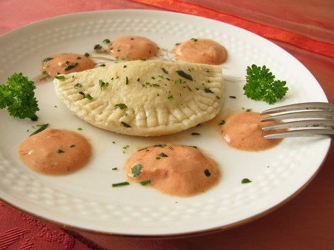 Dinkel-Ravioli mit Tomaten-Frischkäse-Creme