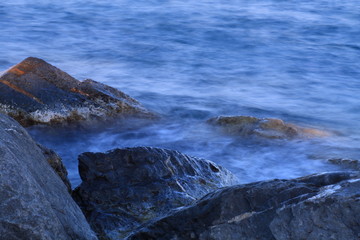 Fototapeta na wymiar onde sulla scogliera di San Remo