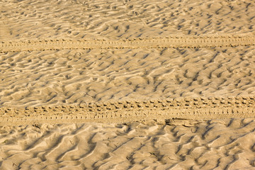 traces d'un 4x4 dans le sable