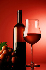 bicchiere di vino rosso con bottiglia