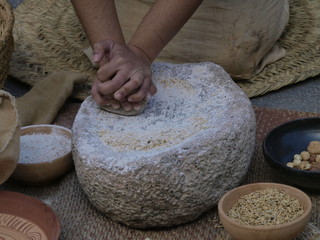 Recogiendo la harina de la piedra