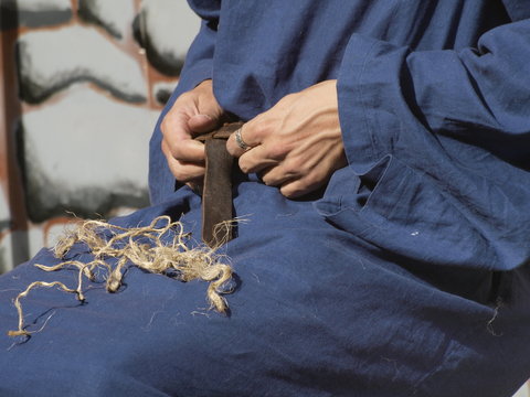 Artesano ci&ntilde;i&eacute;ndose el cinturon de cuero