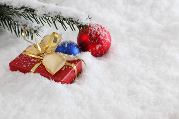 Fototapeta na wymiar weihnachtsgeschenk im schnee