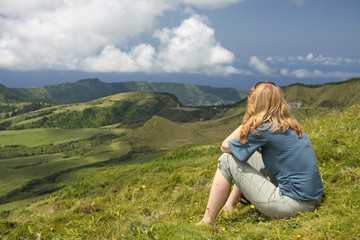 Junge Frau auf dem Pico das Eguas (Sao Miguel, Azoren)